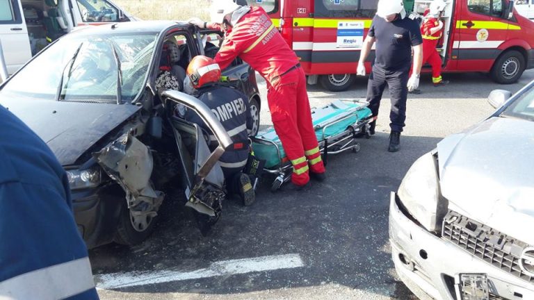 Accident grav în vestul țării! Mai mulți oameni răniți, între care și o femeie însărcinată