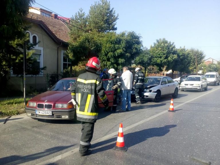 Accident cu trei mașini pe un bulevard circulat din Timișoara. Foto