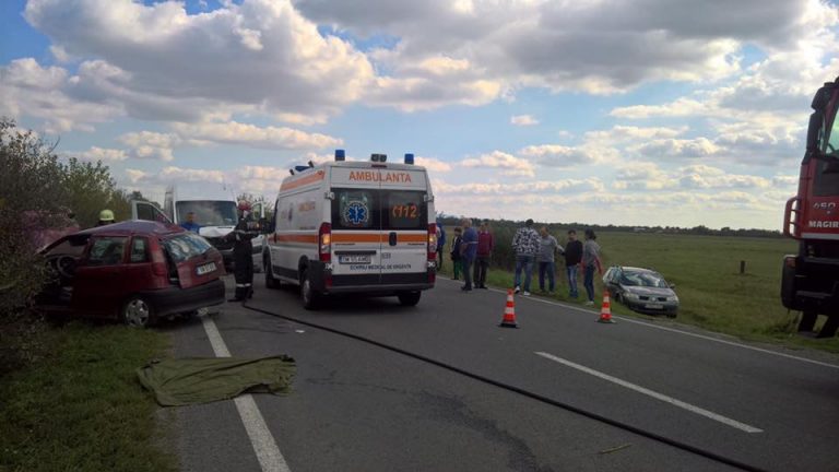 Două mașini s-au ciocnit violent pe drumul dintre Lugoj și Caransebeș. O persoană, rănită