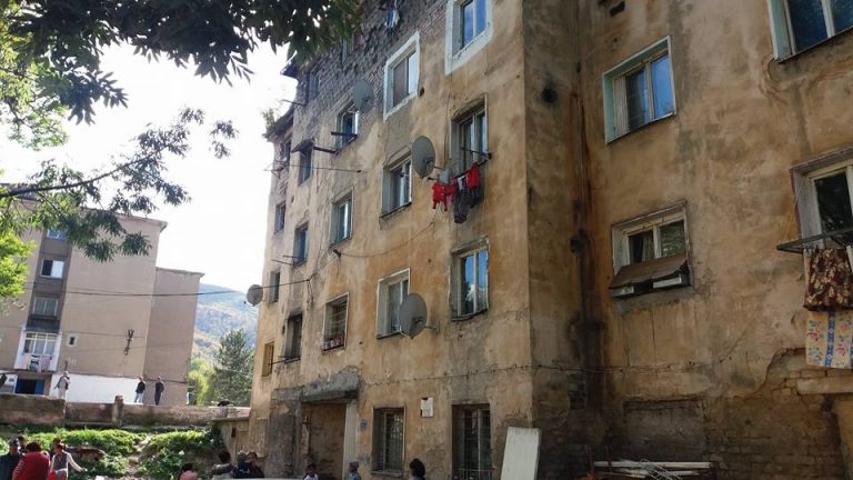 Blocul groazei la Lupeni. Tavanul unui apartament s-a prăbușit cu tot cu mobila de la etaj