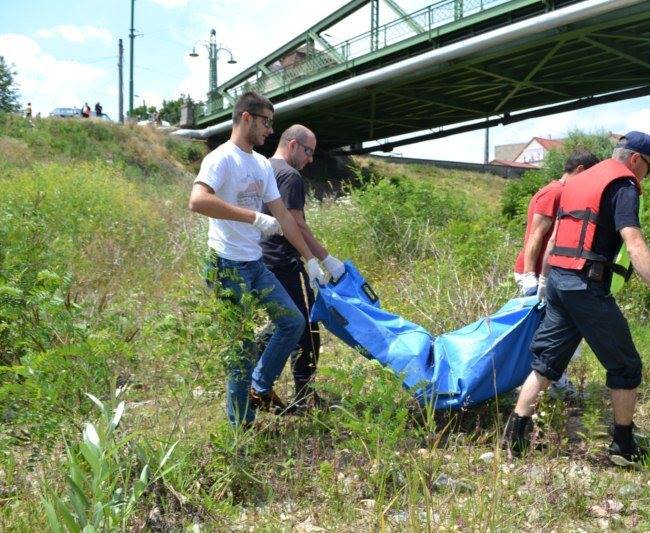 Cadavrele a doi bărbaţi, descoperite înfăşurate în folie din plastic