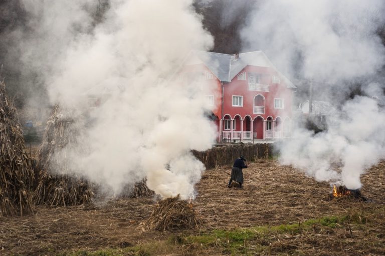 Case ale migranților români, case ale fantomelor. Comunități întregi, animate doar o lună pe an