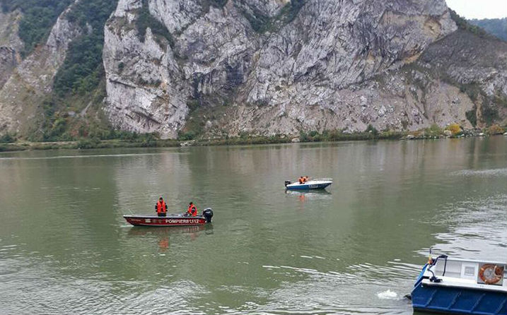 A fost găsit trupul fetiței din mașina căzută în Dunăre