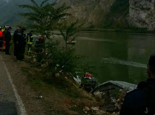 Una dintre persoanele din maşina căzută în Dunăre, descoperită decedată. Unde i-au dus curenții trupul