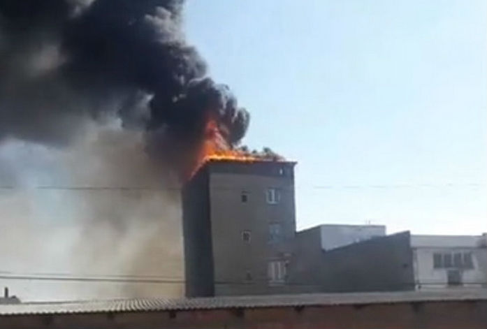 Mai multe persoane evacuate în urma unui incendiu uriaș, soldat cu o victimă