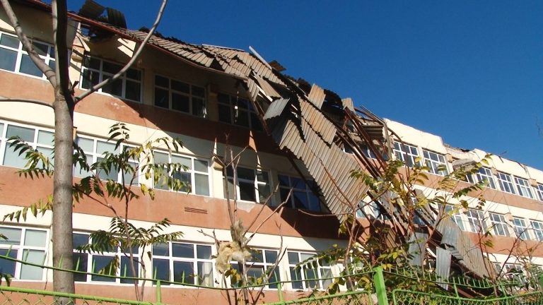 Furtuna s-a dus, acoperișurile ENEL-ului stau să cadă peste oameni, la Timisoara. Foto-Video