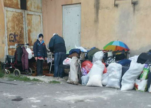 Imaginea care nu te va lăsa indiferent. Familie scoasă în stradă, la Timișoara