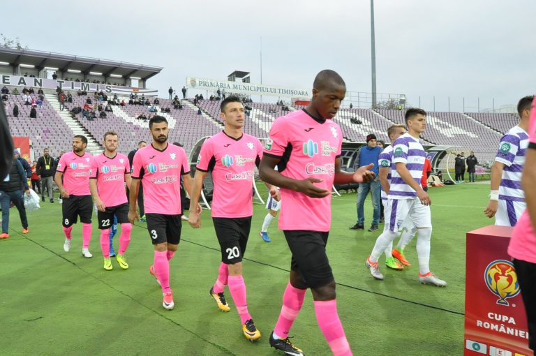 Se sună adunarea în tabăra poliștilor