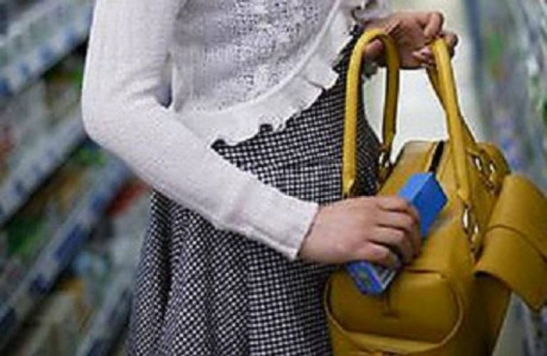 Hoațele din Timișoara fură cosmetice și haine