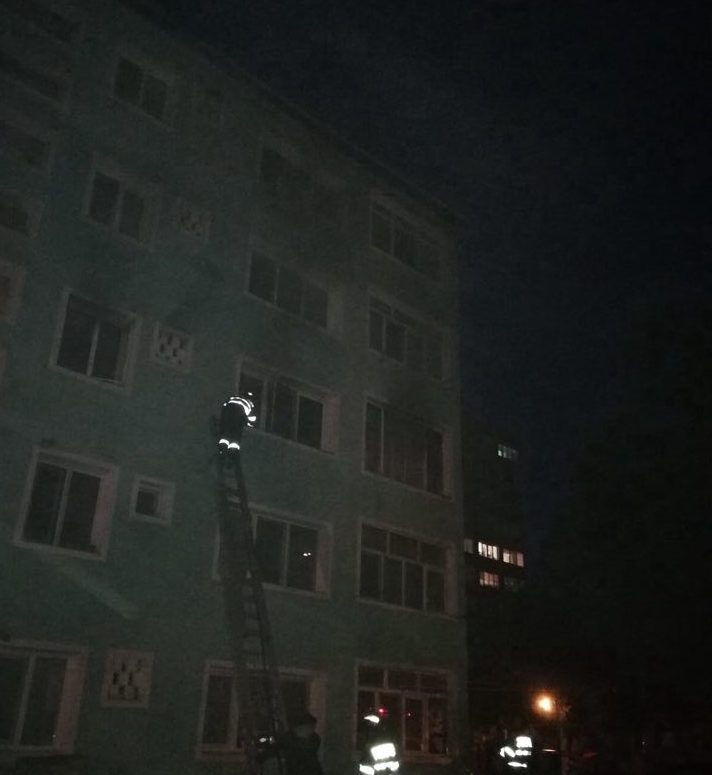 O femeie era să ardă de vie în propriul apartament