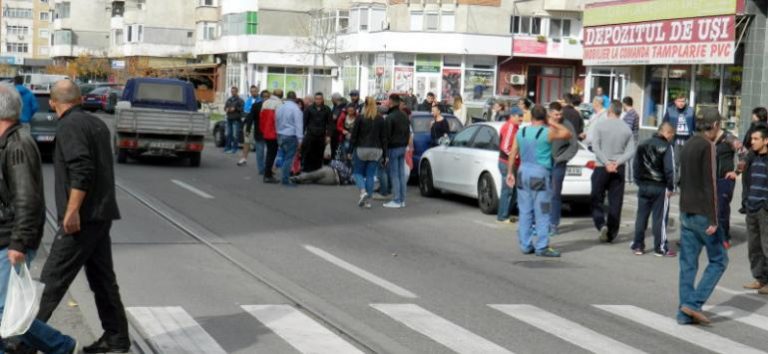 Doi oameni au fost loviți în plin pe trecerea de pietoni! Una dintre victime, aruncată la cinci metri