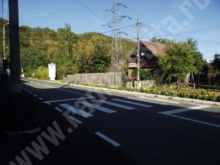 Treceri de pietoni care duc în straturile de flori într-o stațiune renumită din Banat