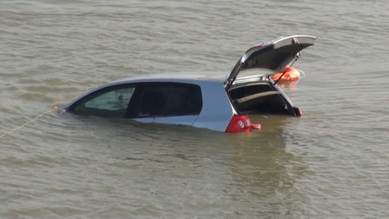 Băut și fără permis, a scăpat mașina în Dunăre