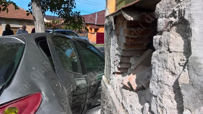ACCIDENT! O maşină a „zburat” de pe şosea şi a intrat în peretele unei case