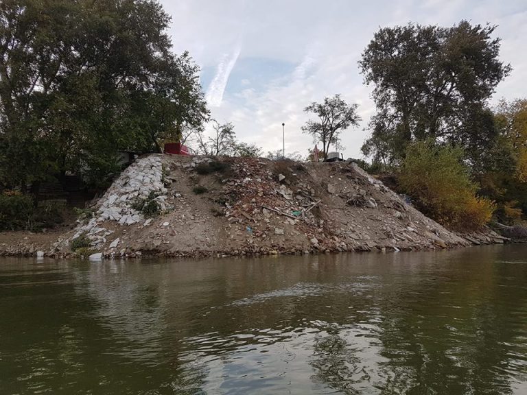 ,,Muntele” de moloz din râul Mureș a stârnit indignare în rândul internauților. A cui ar fi ,,opera”