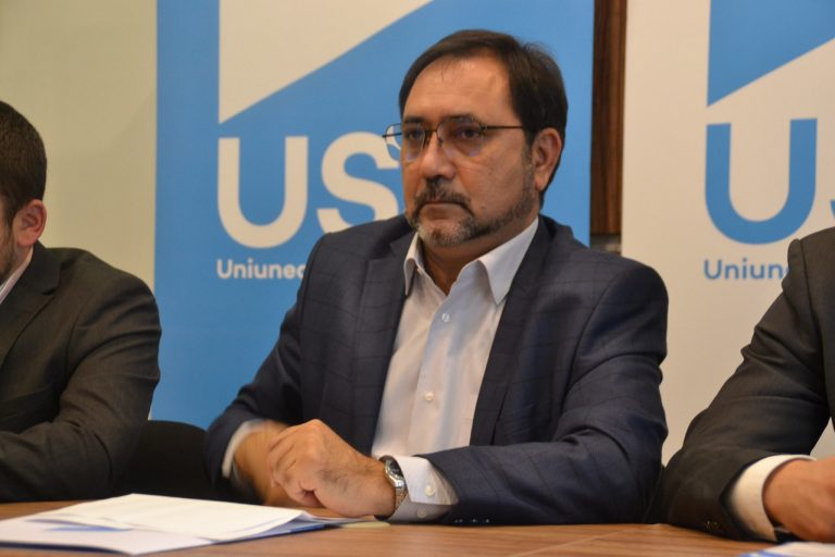 Senatorul Nicu Fălcoi iese în stradă, cu  birou cu tot…