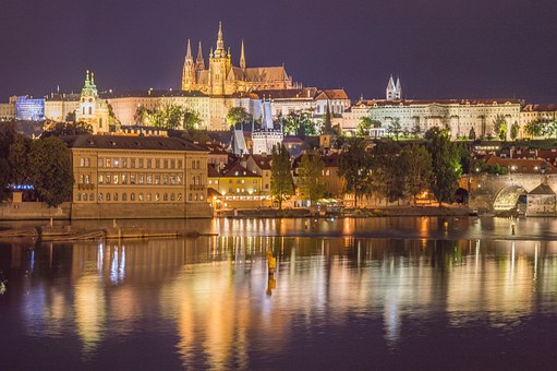 Vino să petrecem un weekend de poveste în „orașul de aur”, Praga!