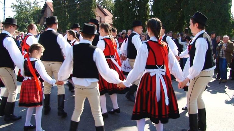 Păstrarea vie a tradițiilor și obiceiurilor, priorități pentru o comună de lângă Timișoara. Foto-Video