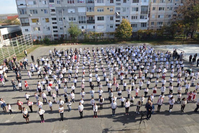 Sărbătoare inedită la o școală din Banat! Elevii și cadrele didactice au dansat și au recitat poezii, la aniversarea instituției – Video