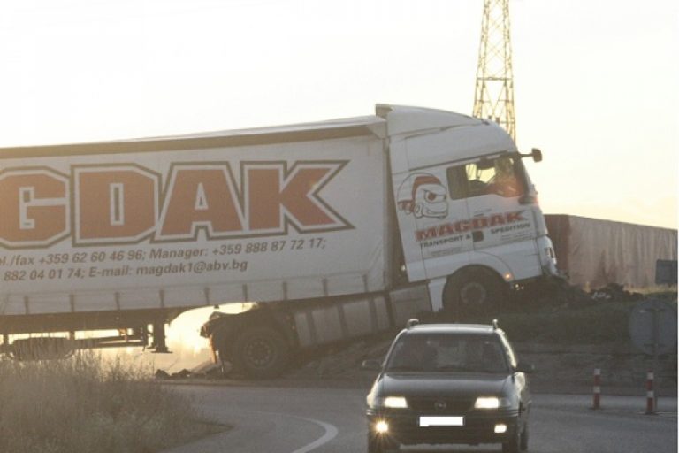 Cascadorie… fără voie. Pățania unui șofer de TIR, în județul Timiș