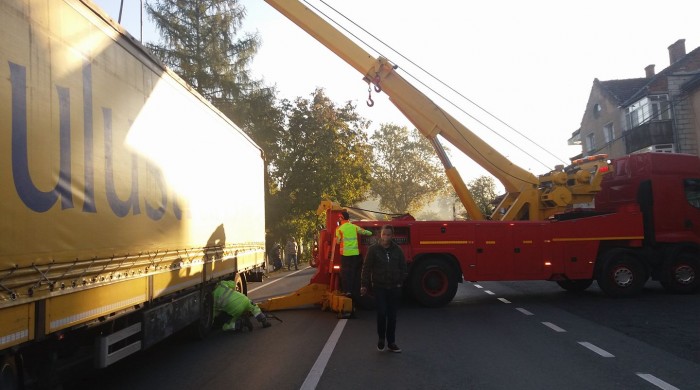 Un autotren a blocat un drum din vestul țării. Ce s-a întâmplat!