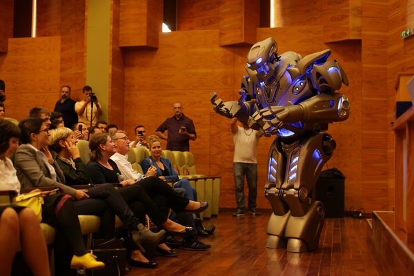 Copiii pot face cunoștință cu Titan, unul dintre cei mai faimoși roboți din lume. Unde îl pot întâlni, în Timișoara
