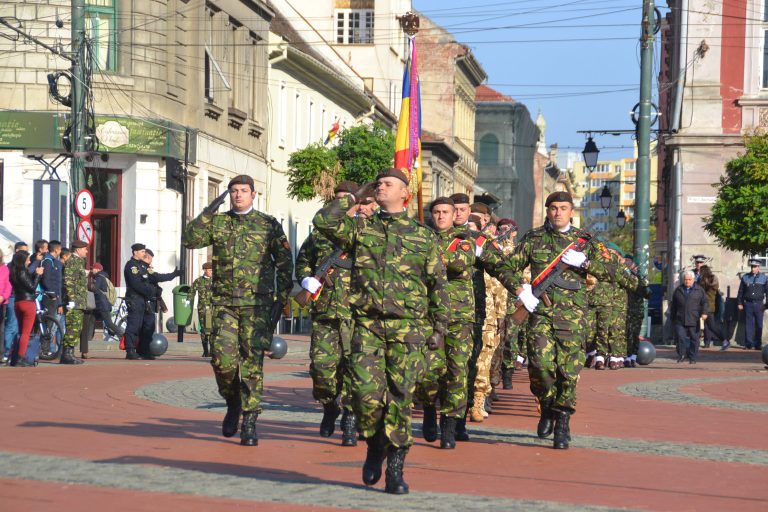 Ziua Armatei Române a fost marcată cu o paradă militară chiar în vechea Piață de Paradă. Foto-video