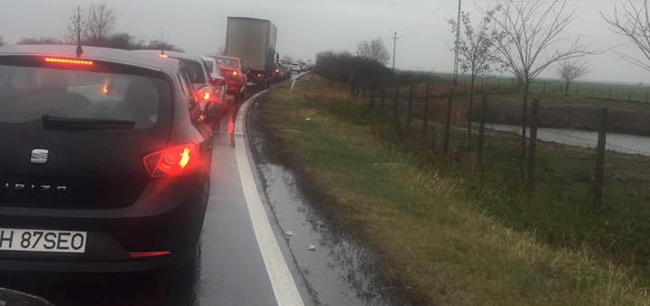 Cozi la toate vămile din vestul ţării şi aşteptare de zeci de minute