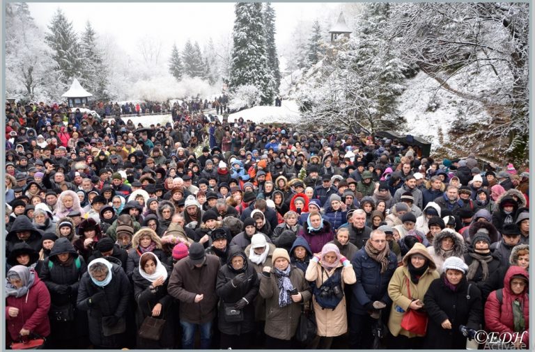 Peste 10.000 de pelerini la Arsenie Boca. Vezi ce eveniment a fost