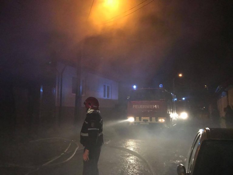 5 ore de luptă cu focul, un autoturism și două case arse: bilanțul unui incendiu, la Anina!