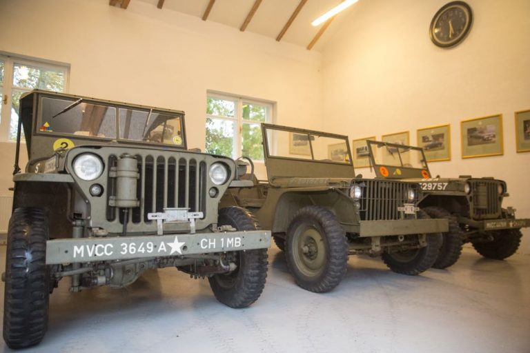 Mașinile de colecție ale Regelui Mihai pot fi admirate la reședința de la Săvârșin