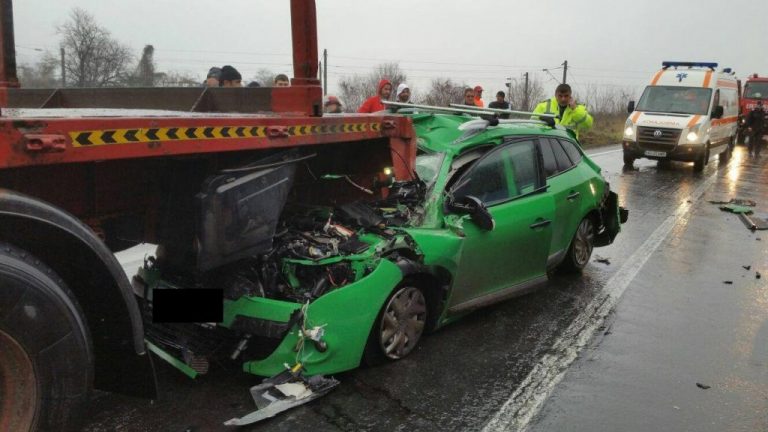 Accident tragic pe un drum din vestul țării. Mașină zdrobită între un autocar și un camion! Foto