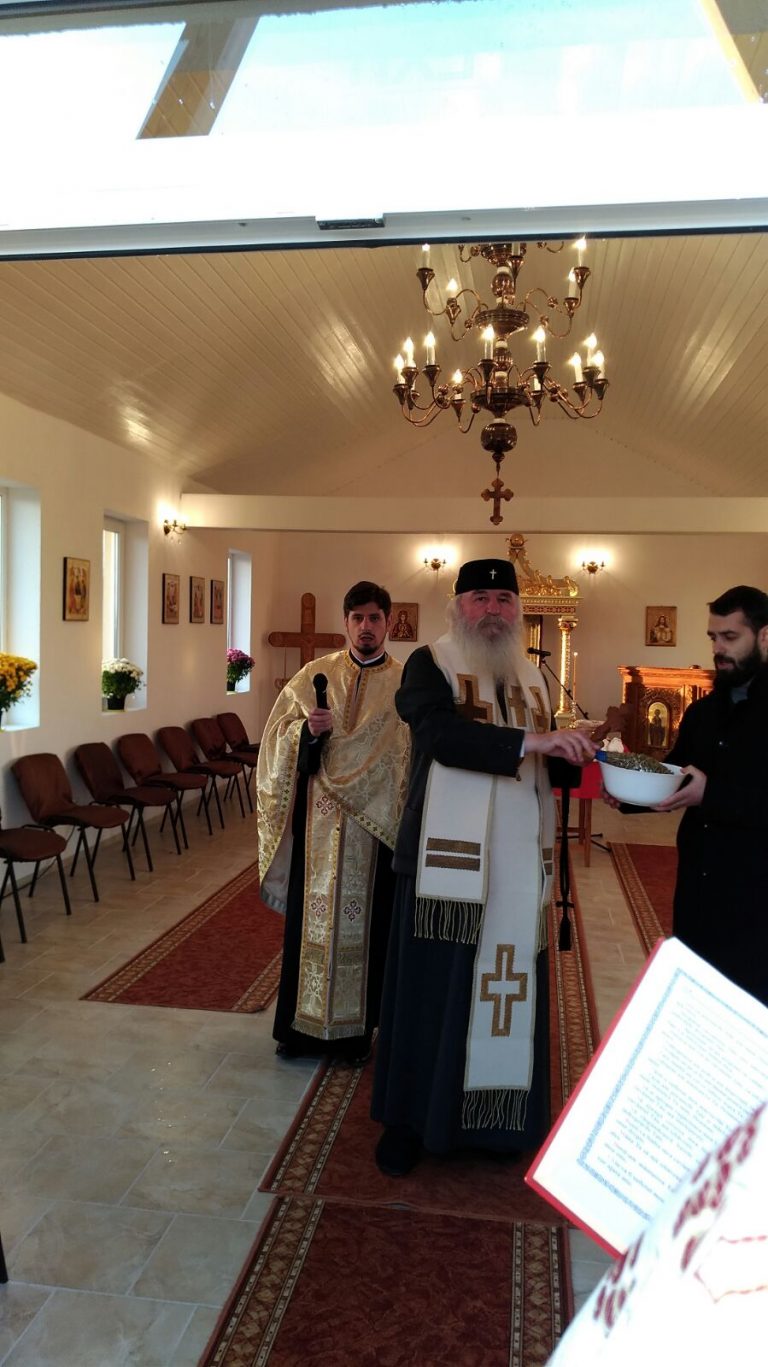 În mijlocul enoriașilor! Mitropolitul Ioan a sfințit capela ortodoxă a Sânandreiului