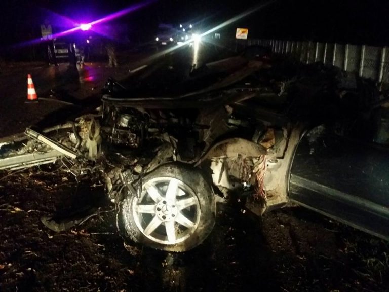 Mașină transformată într-un morman de fiare, un mort și mai mulți răniți, pe o șosea din Timiș. Foto