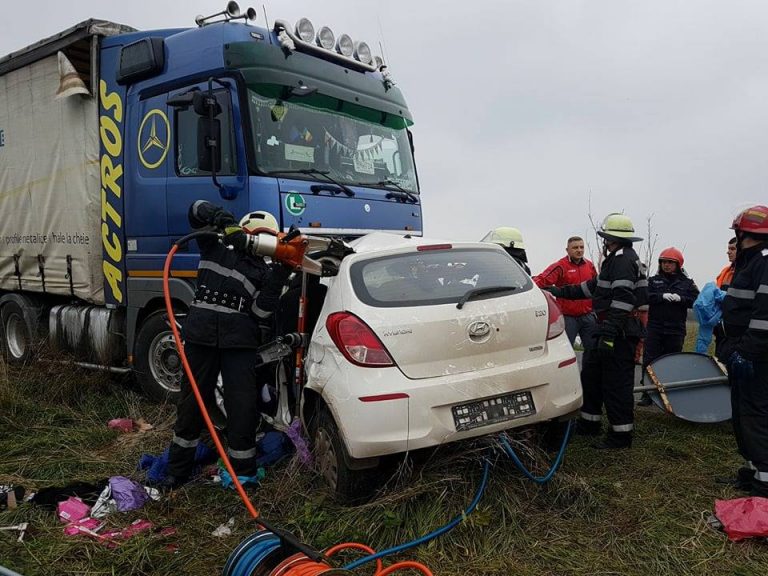 Teribil accident cu trei victime, în Timiș. Update: adulți și un copil au murit