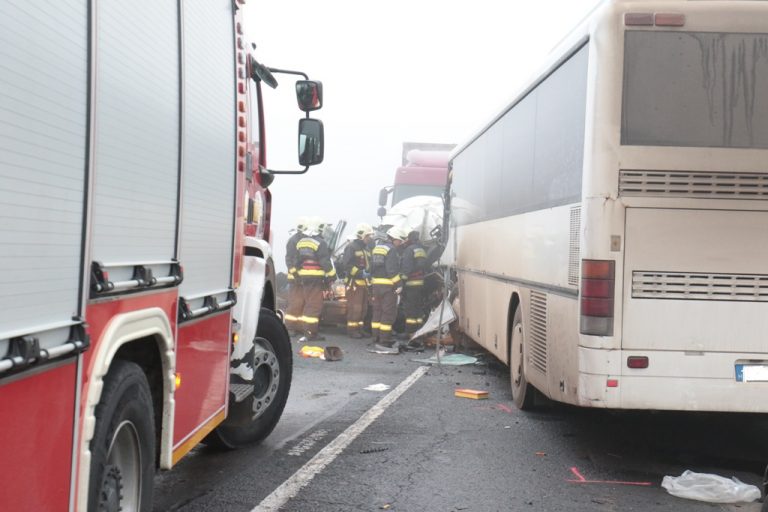 Accident grav cu un autobuz şi o basculantă implicate, în vestul țării