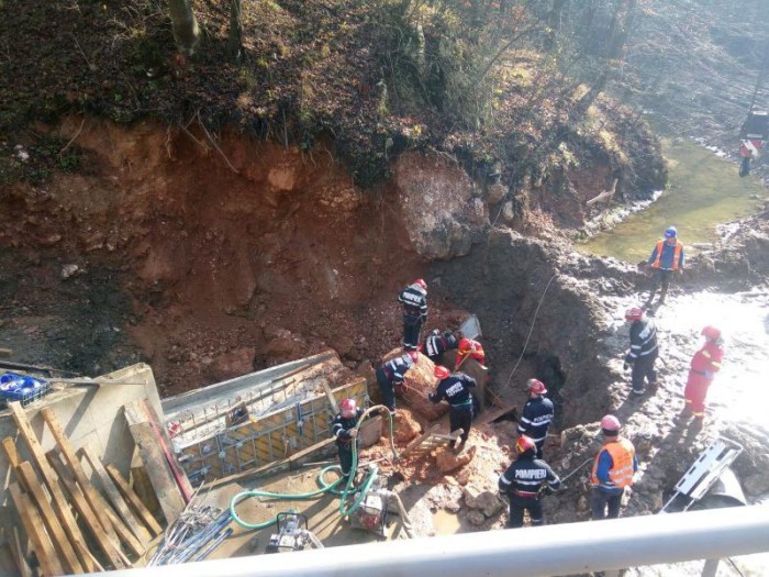 Tragedie în județul Hunedoara! Trei muncitori surprinși de un mal de pământ care i-a acoperit!
