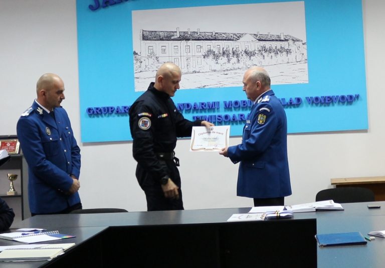 Jandarmi înaintaţi în grad, cu prilejul Zilei Naţionale a României