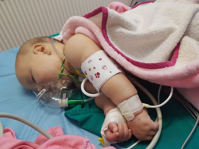 Bebeluș în comă, ținut patru ore până medicii au întocmit actele! Un caz scandalos într-un mare oraș din vestul țării