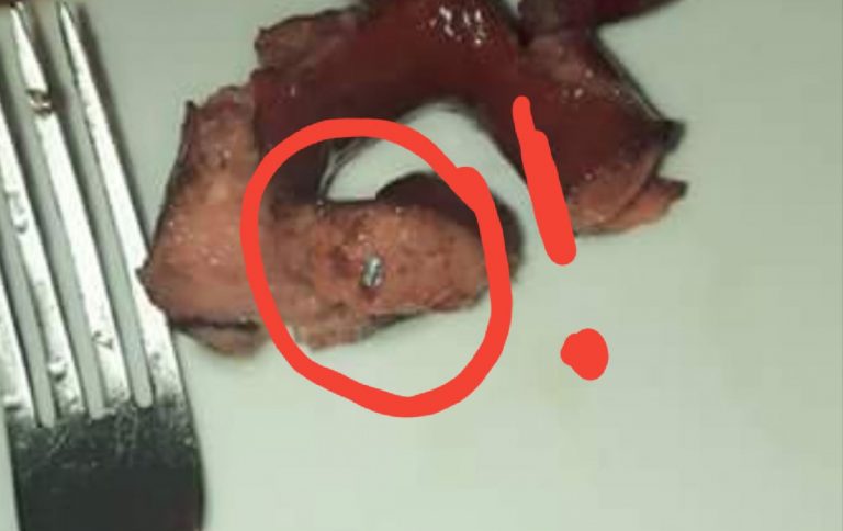 Cârnați oltenești cu surprize! Ce a găsit o femeie în mezelurile cumpărate