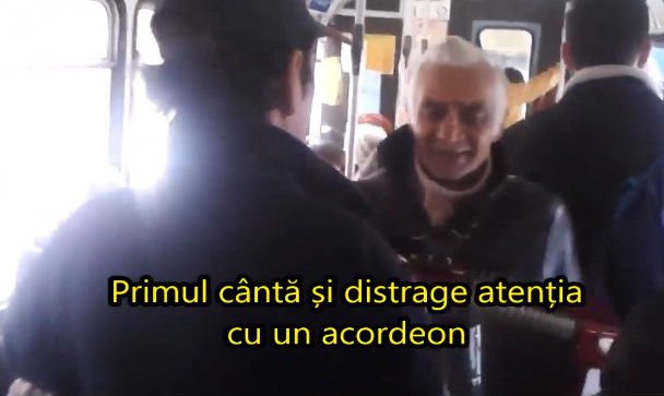 Ultima tehnică a hoților de buzunare din tramvaie! Cum încearcă să vă păcălească. Video