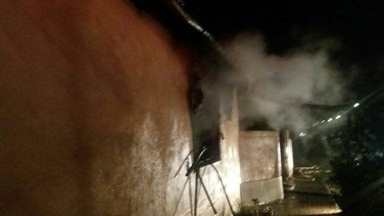 Pompieri în alertă după ce o casă a fost cuprinsă de flăcări și fum! Cauza incendiului. Foto