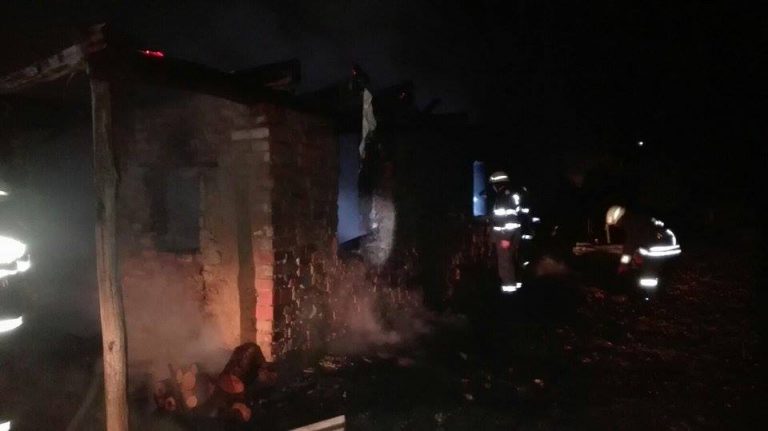 Gospodărie din Timiș, în flăcări. O femeie a murit carbonizată. Foto