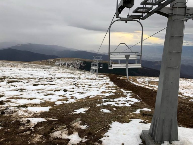 Pregătiri intense pentru sezonul de schi. Ce surprize îi așteaptă pe iubitorii sporturilor de iarnă la Muntele Mic. Foto