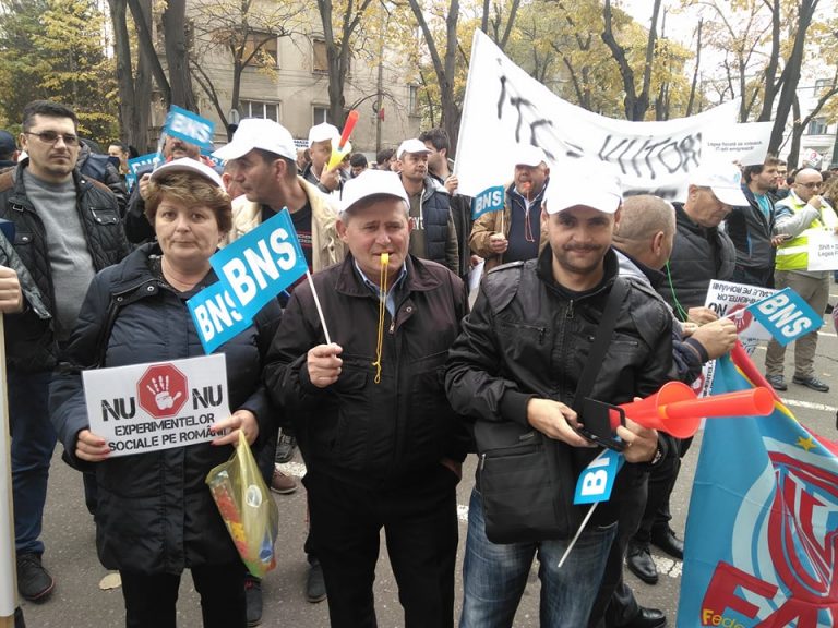 A început protestul în fața Prefecturii Timiș. Sute de oameni, în stradă. Foto-video