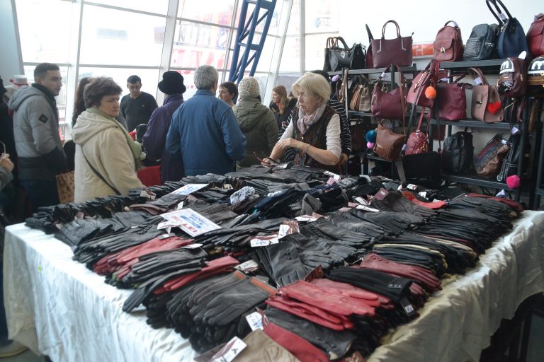 Ediția de toamnă-iarnă a Salonului Industriei Ușoare ,,geme” de marfă pentru oricine. Foto-Video