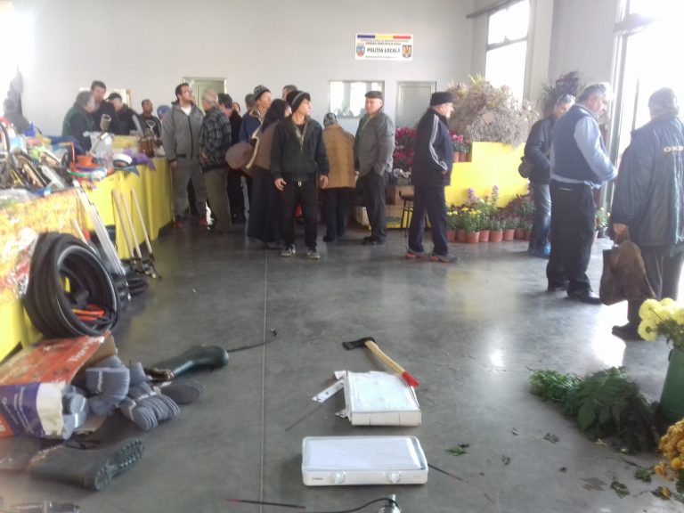 Oameni îngroziți după ce au asistat la o scenă de coșmar! Bărbat atacat cu toporul într-o piață din Timiș! Video