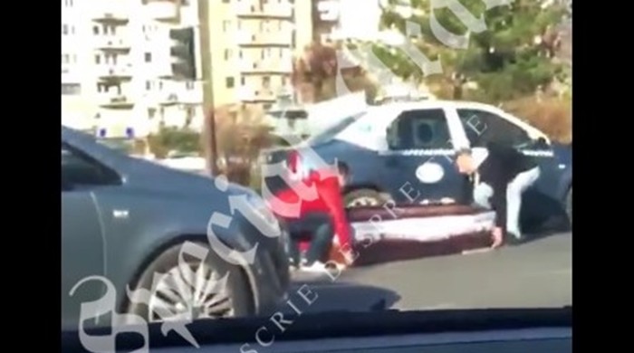 Imagini tragi-comice într-un oraș din vestul țării. Ce-au pățit doi oameni care transportau un sicriu. Video