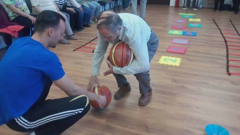 Studenții Universității Eftimie Murgu Reșița îi ajută pe bătrânii urbei să-și îmbunătățească viața