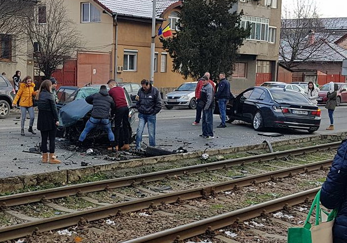 Trei mașini și un tramvai s-au ciocnit violent într-un oraș din vestul țării. Mai multe persoane, la spital